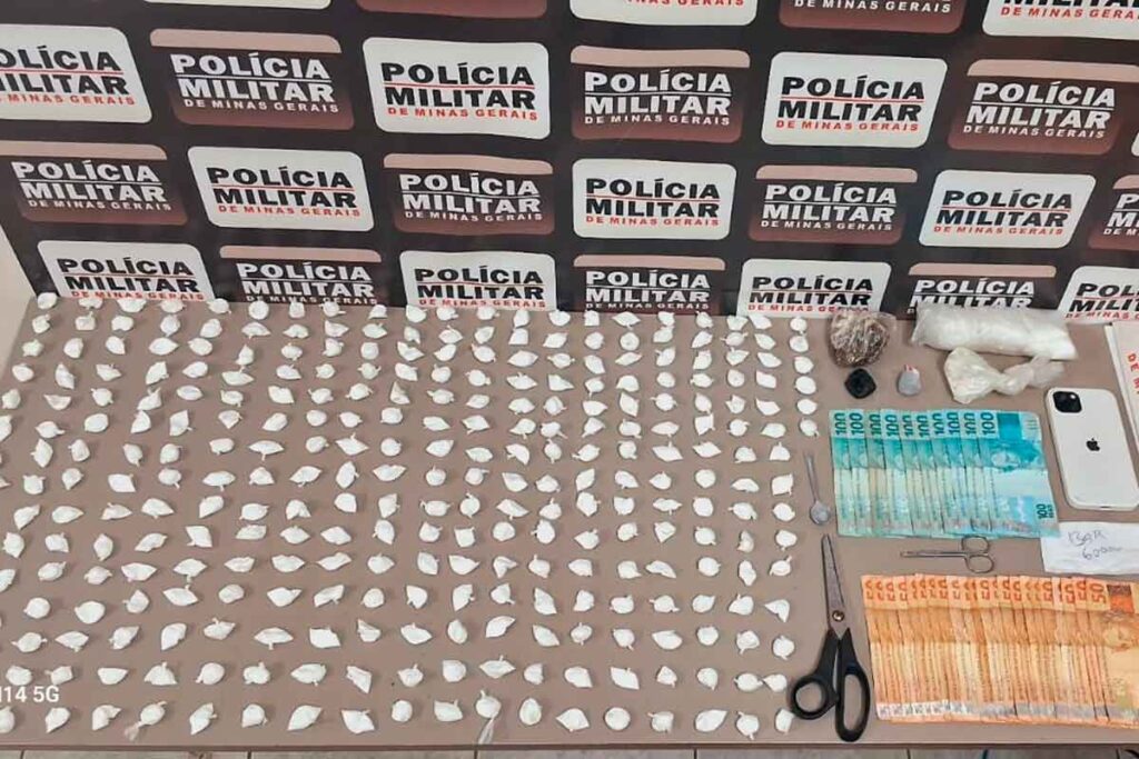 Homem é preso com R$ 2.450 e mais de 300 papelotes de cocaína 2 Homem é preso com R$ 2.450 e mais de 300 papelotes de cocaína