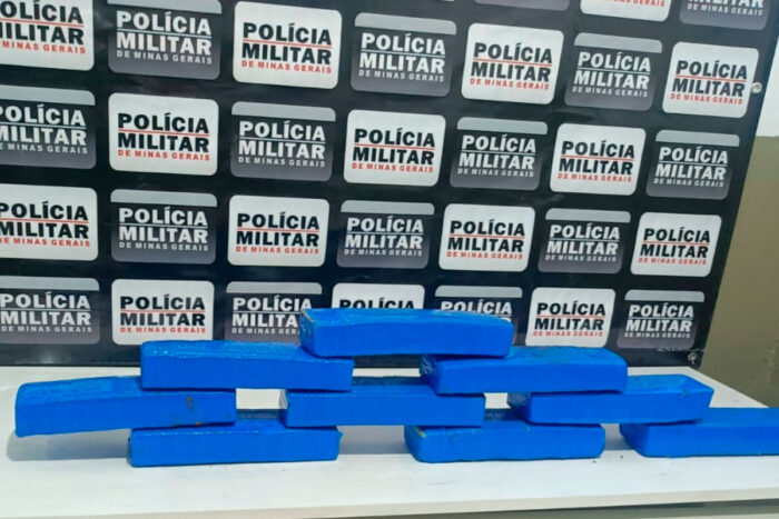 Após perseguição de suspeitos, PM localiza barras de maconha em barril enterrado 1 barras de maconha pmmg
