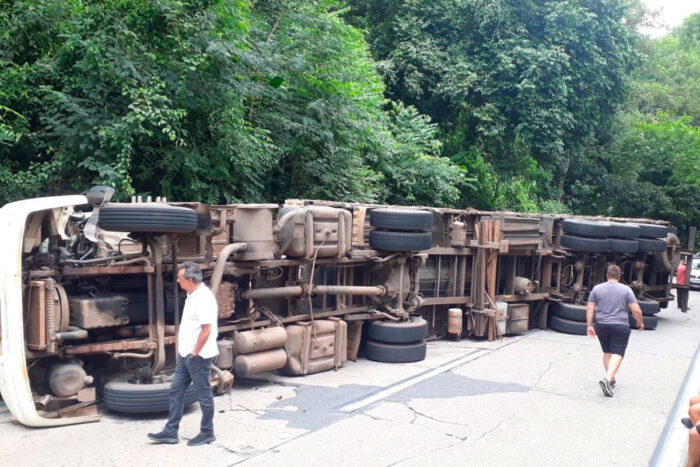 Motorista fica ferido após caminhão tombar na Serra de Petrópolis 1 caminhao tombado serra foto redes sociais