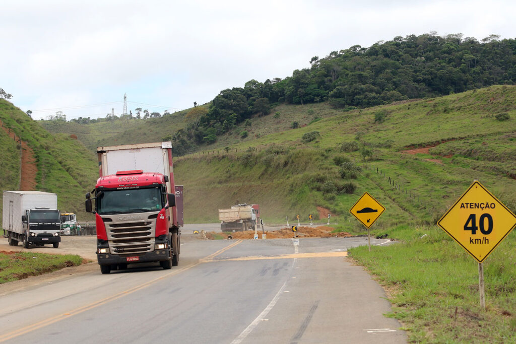 Caminhões terão tráfego restrito nas rodovias estaduais no carnaval 1 caminhões na AMG-3085
