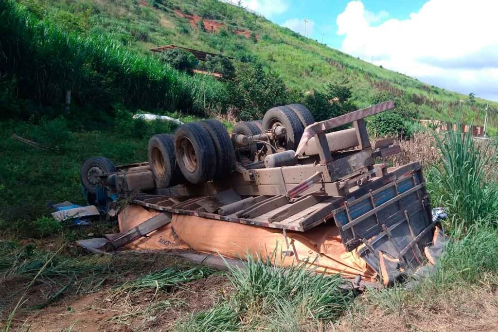 Capotamento de caminhão com ração deixa vítima fatal na MG-353 1 Capotamento de caminhão com ração deixa vítima fatal na MG-353