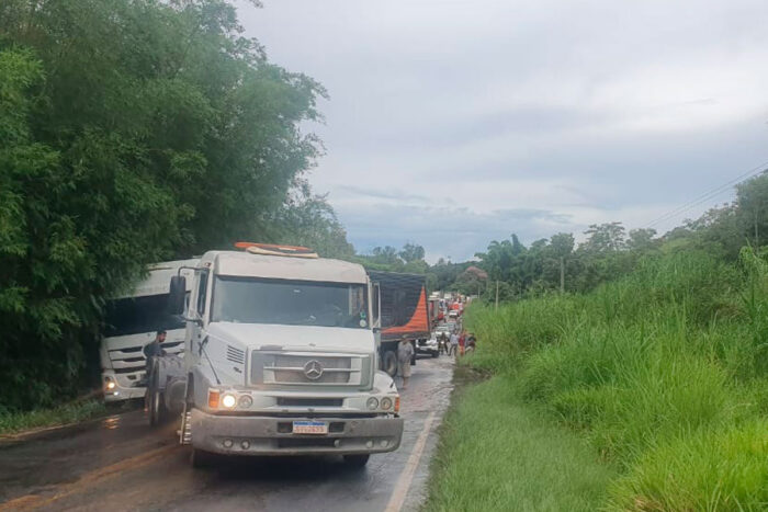 MG-353 fica interditada durante uma hora após derrapamento de carreta 1 carreta atravessada na pista pmr