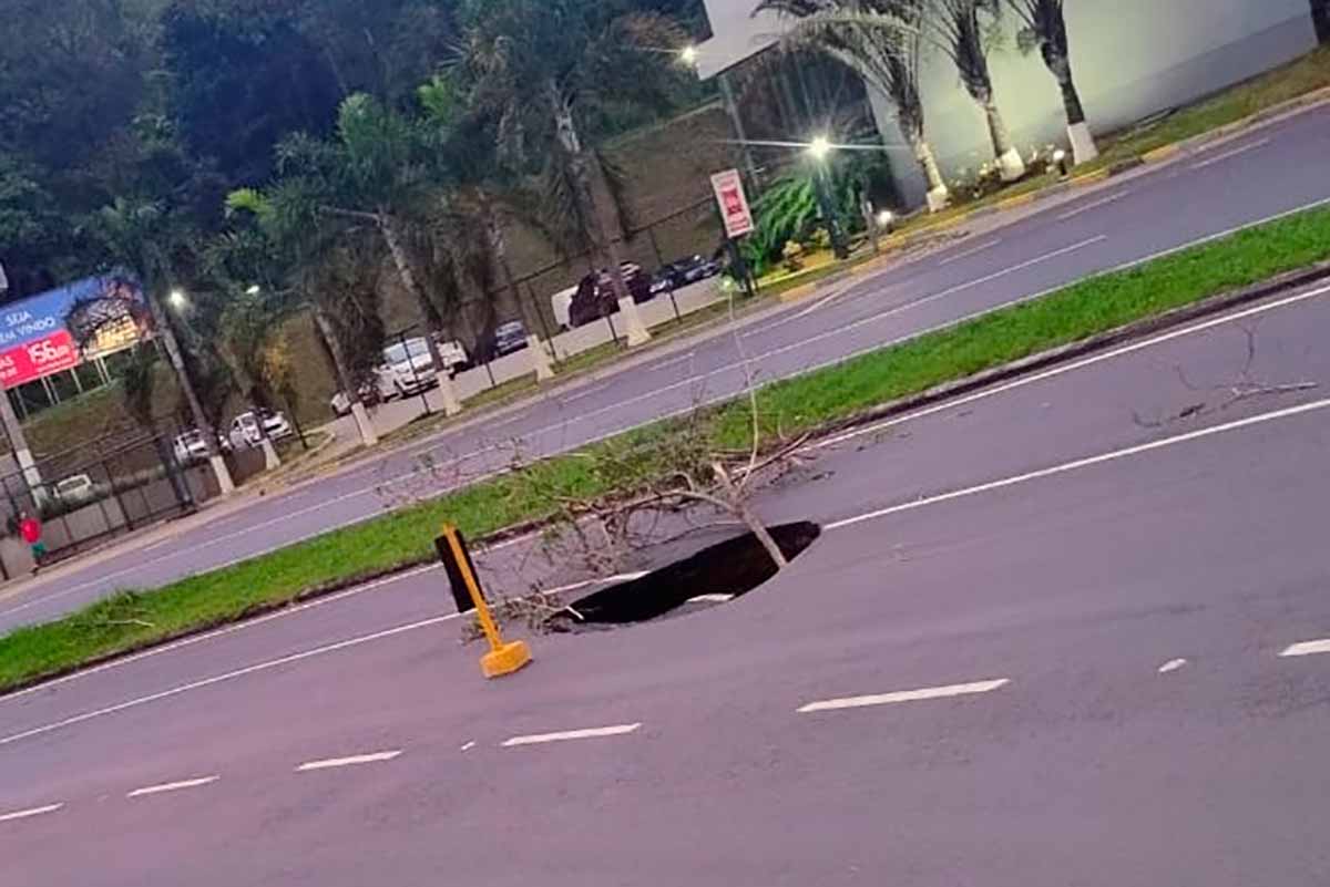 Trecho da Avenida Deusdedit Salgado fica interditado por causa de cratera 2 cratera reproducao redes sociais