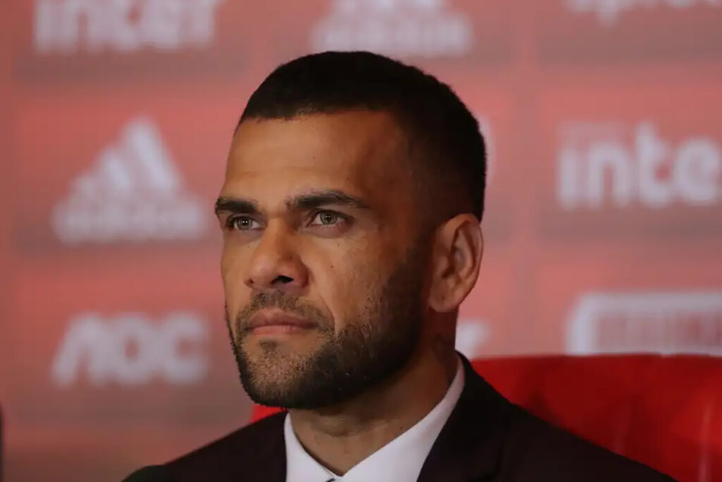 Mulher que acusa Daniel Alves teria sido impedida ao tentar sair do banheiro 1 daniel alves by amanda perobelli