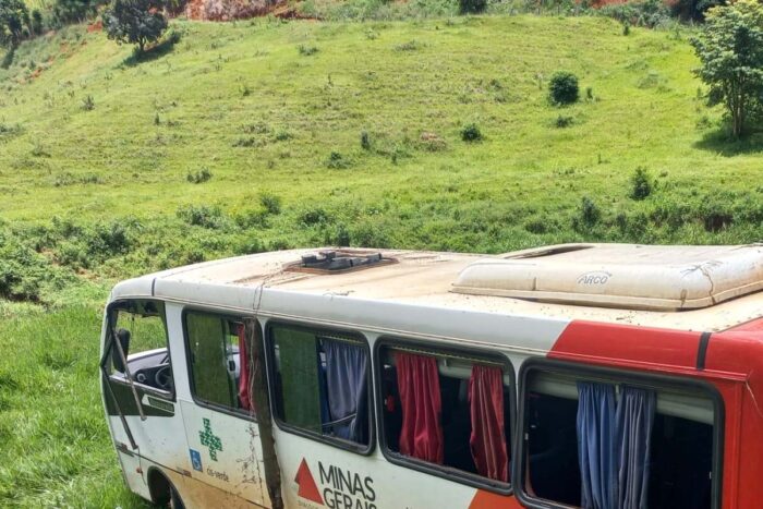 Ônibus com 25 passageiros capota na MG-265, em Carangola 1 ônibus