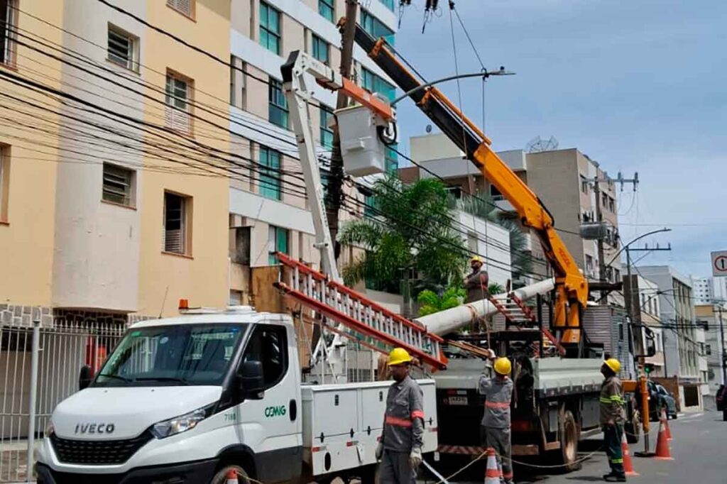 Colisão de carro contra poste na Rua Tiradentes deixa região sem luz 2 Colisão de carro contra poste na Rua Tiradentes deixa região sem luz