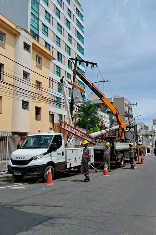 Colisão de carro contra poste na Rua Tiradentes deixa região sem luz 1 Colisão de carro contra poste na Rua Tiradentes deixa região sem luz