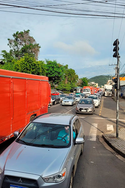 Interdição de trecho da Avenida Brasil causa engarrafamento em pontos da cidade 2 transito mariano procopio nayara zanetti2