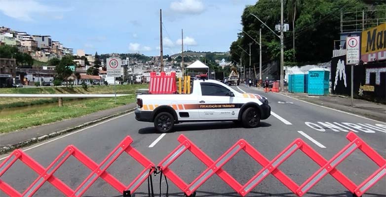 Interdição de trecho da Avenida Brasil causa engarrafamento em pontos da cidade 1 transito passarela do samba foto pjf