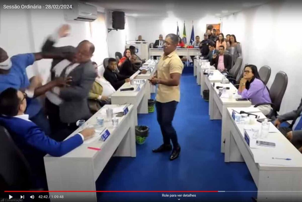 Vereadores trocam socos em sessão transmitida ao vivo 1 vereadores brigam em Lauro de Freitas