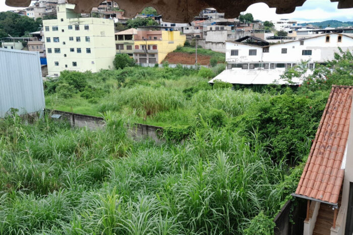 Terreno abandonado preocupa moradores no Encosta do Sol 1 vu27 terreno dengue