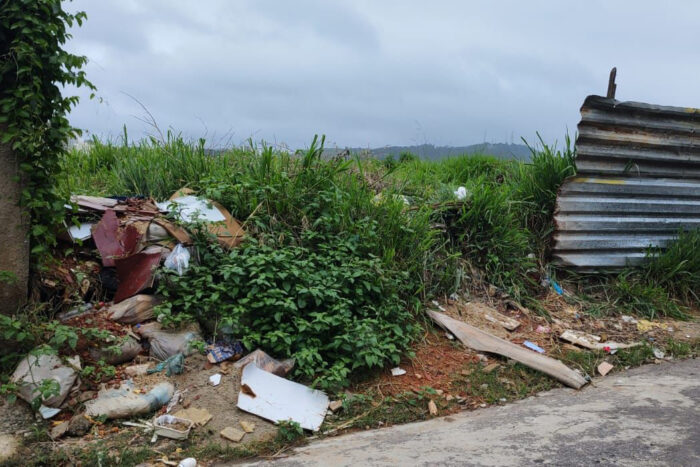 Mato e lixo em terreno preocupam moradores no Parque Burnier 1 vu29 terreno
