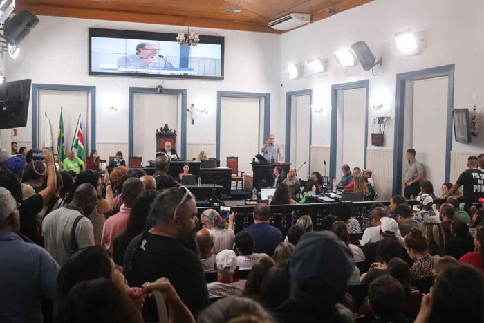 Com vaias a projeto, servidores municipais decidem pela continuidade da paralisação