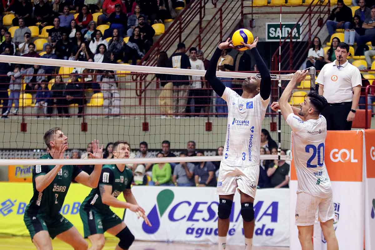JF Vôlei é derrotado pelo Brasília na ida das quartas da Superliga B no Ginásio Municipal 2 FELIPE COURI JF VOLEI 001