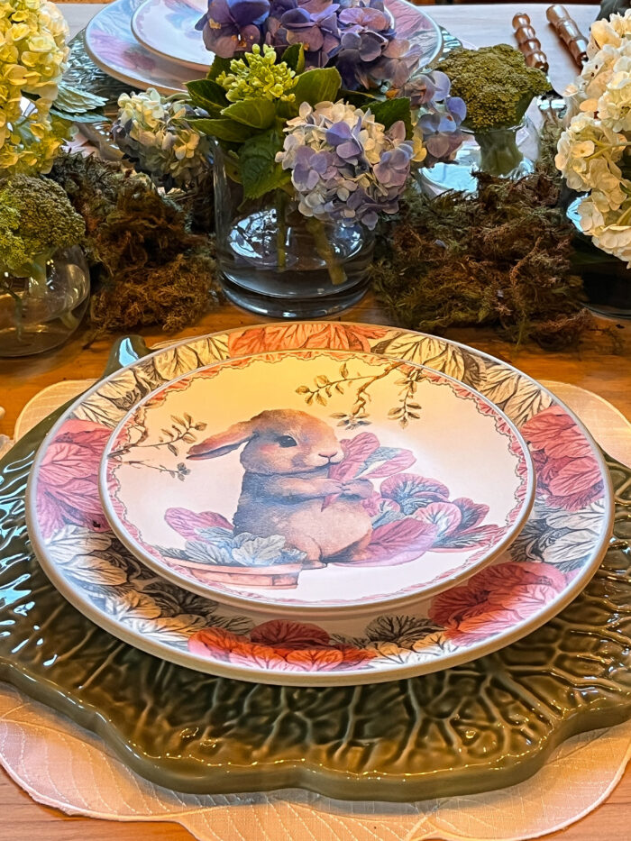 Páscoa e as sensações naturais 1 Prato em cerâmica para sobremesa com estampa de coelho para uma decoração lúdica e elegante