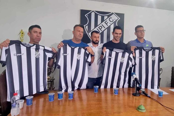 Tupi mira parceria com clubes grandes para trazer jogadores por empréstimo 1 Tupi Cyro Leaes e Vilar apresentacao Leonardo Costa