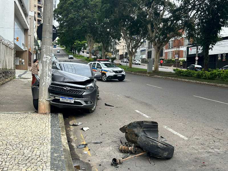 Motorista tem perda de consciência e bate em dois carros na Rio Branco 2 acidente rio branco elisabetta mazocoli insta site