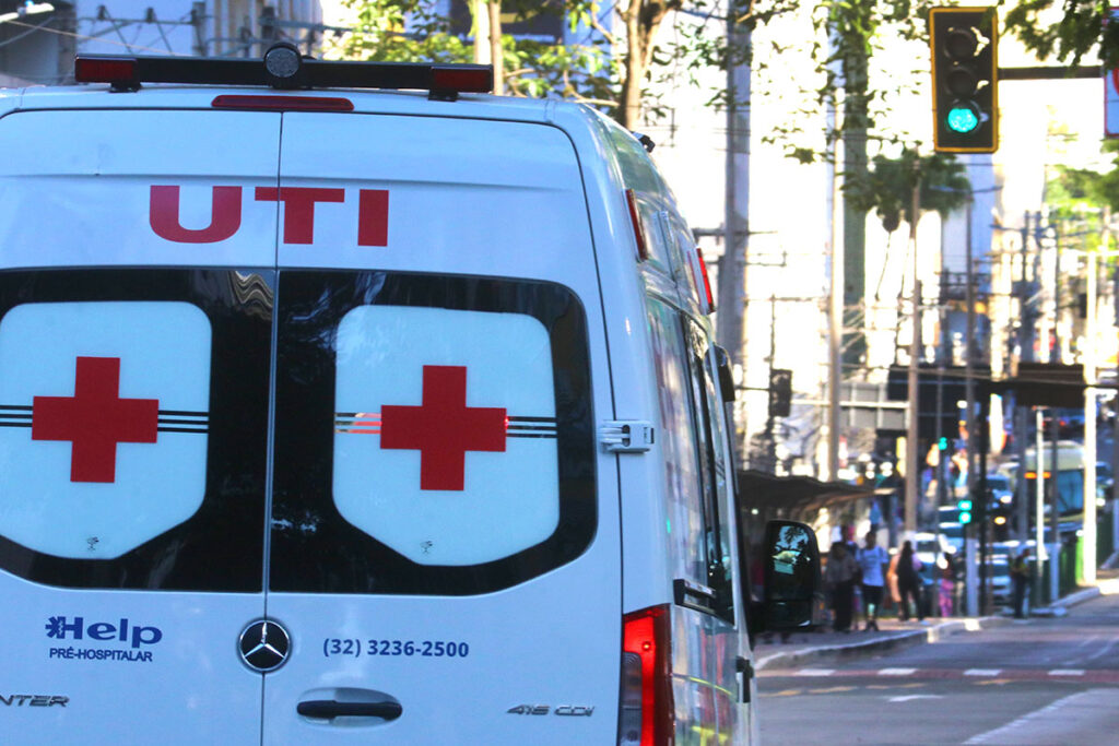 Criança que caiu do 4º andar de prédio sofreu fratura na coluna 1 ambulancia by felipe couri