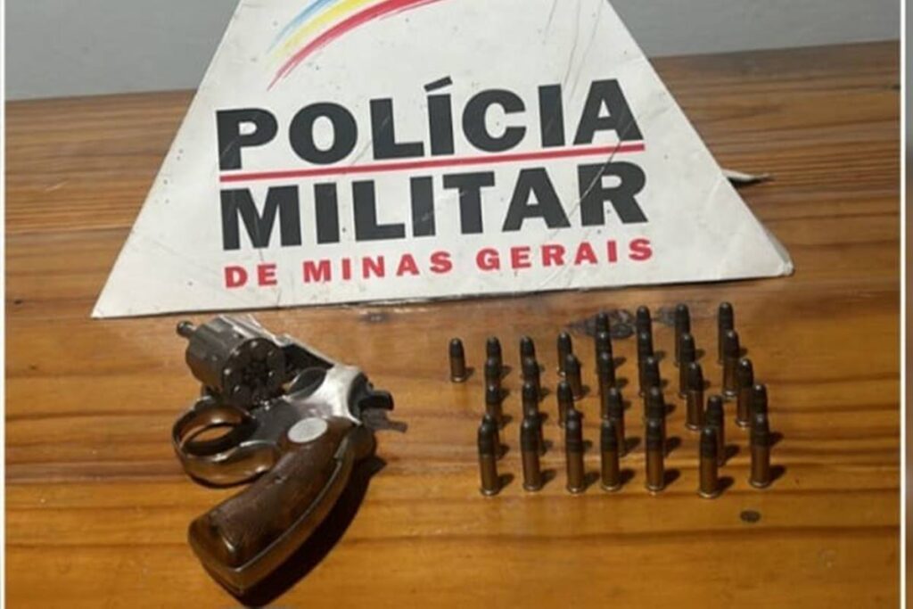 Adolescente é flagrado com revólver e mais de 40 munições 1 arma apreensao rio novo divulgacao pm