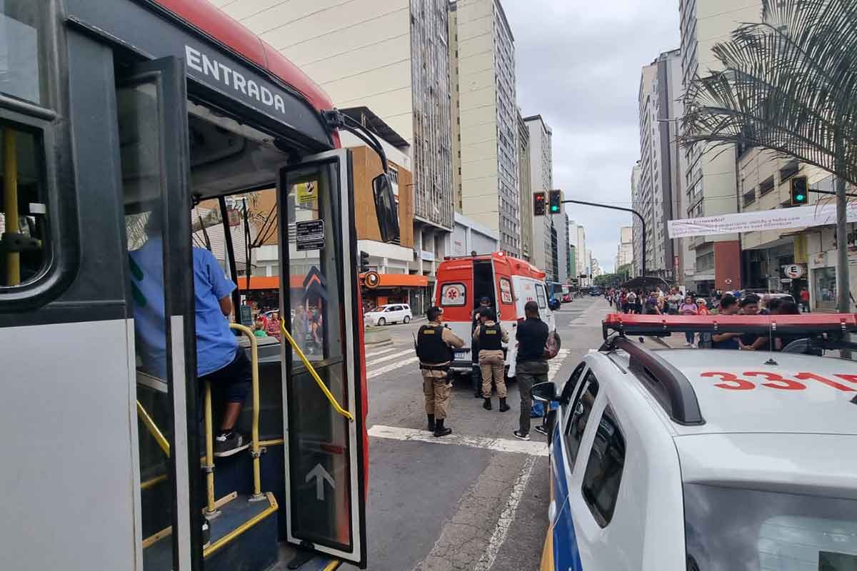 Pedestre é atropelada por ônibus na Av. Rio Branco 1 atropelamento onibus Rio Branco Leonardo Costa