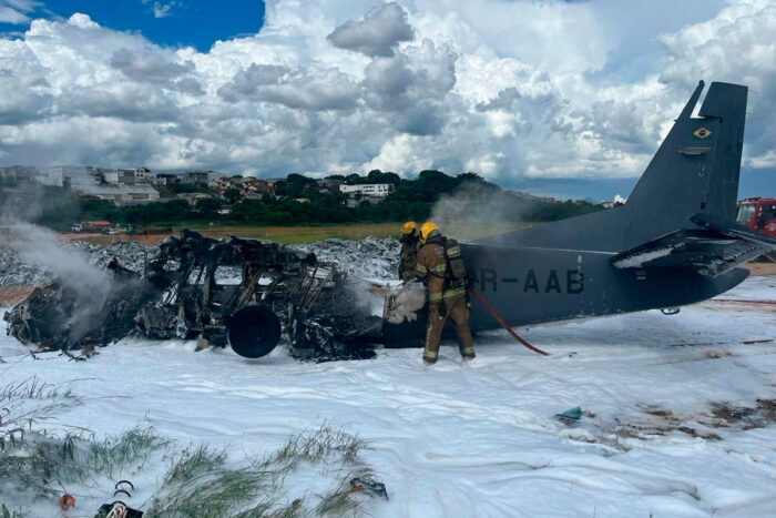 Avião de pequeno porte cai no Aeroporto da Pampulha, em Belo Horizonte 1 aviao bh by divulgacao bombeiros editada