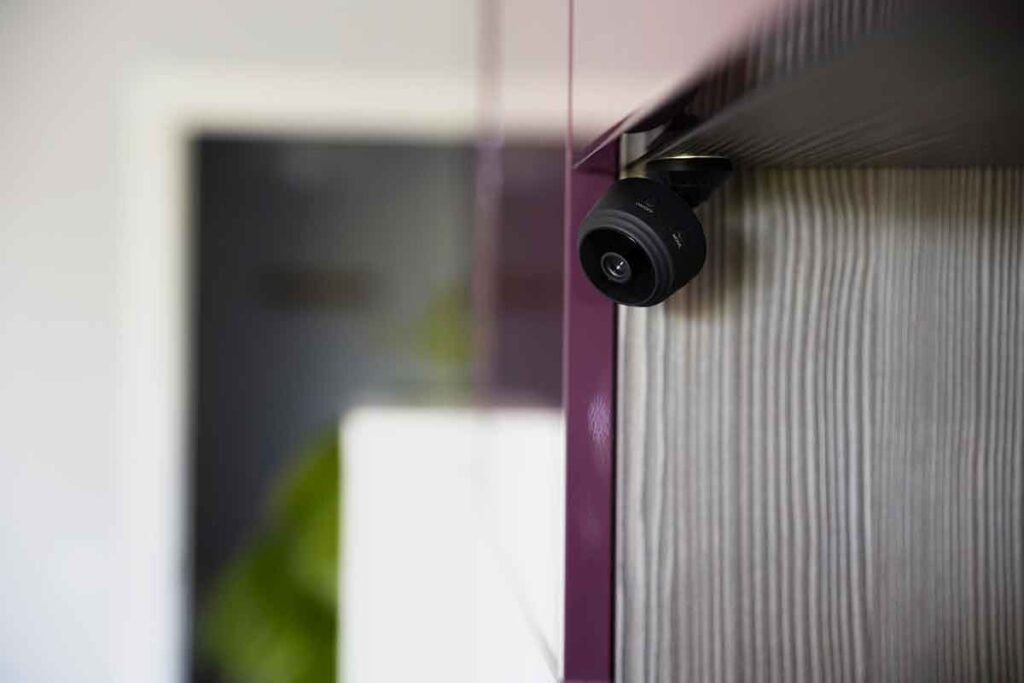 Nova regra proíbe câmeras dentro de imóveis alugados no Airbnb 1 camera freepik