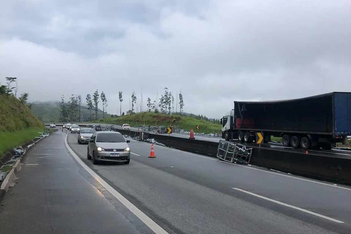 Carreta carregada com metais tomba na BR 040; motociclista é atingida 1 carreta BR 040 reproducao redes sociais 2