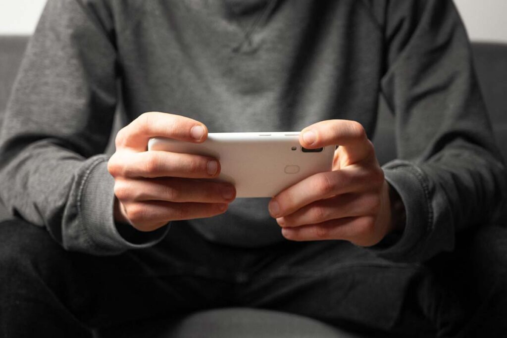 SUS amplia teleatendimentos a pacientes com vício em apostas on-line 1 celular smartphone mãos