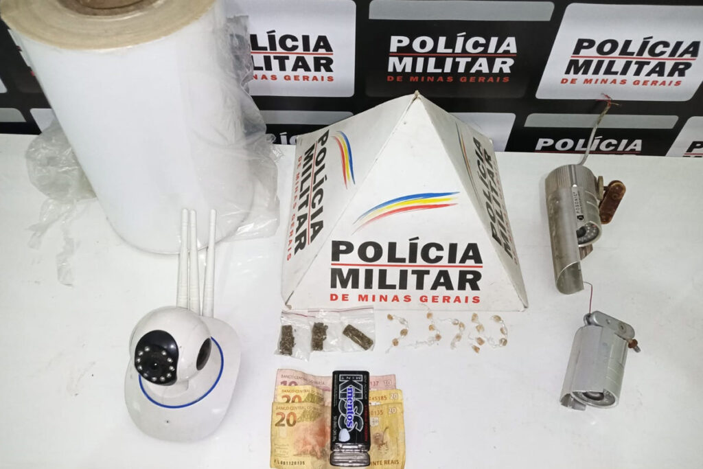 Dupla é flagrada com drogas em ponto de tráfico monitorado por câmeras 1 tráfico