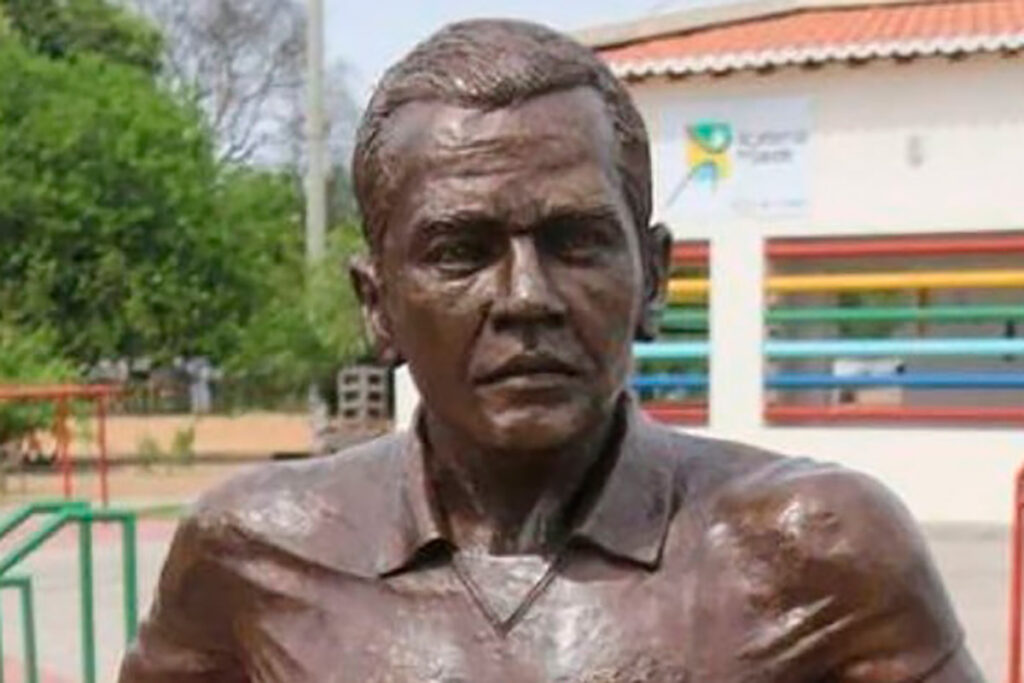 Mulher limpa estátua de Daniel Alves que foi pichada em Juazeiro 1 estatua dani alves by reproducao editada