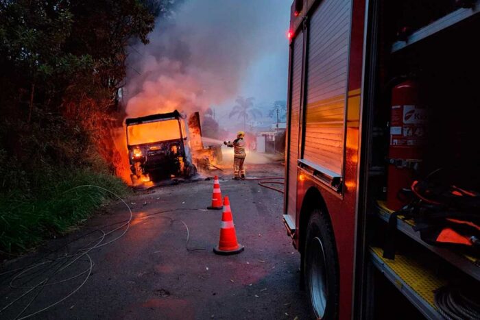 incêndio-em-carreta-Carandaí-(3)---Divulgação-Corpo-de-Bombeiros