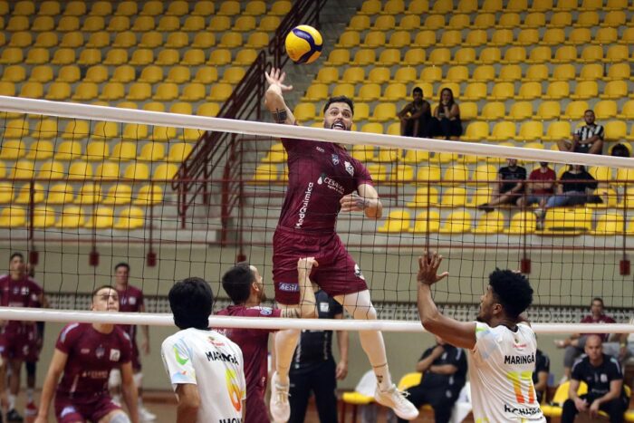 Pressionado, JF Vôlei visita o Voleibol Alta Floresta na Superliga B 1 Central Pablo (camisa vinho) do JF Vôlei atacando equipe do Maringá Vôlei