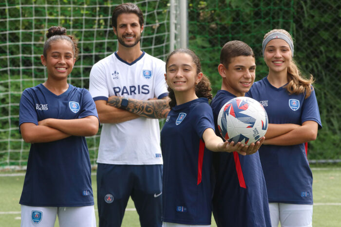 Atletas de Juiz de Fora disputam competição no CT do PSG, em Paris 2 jogadoras psg hudson by couri editada