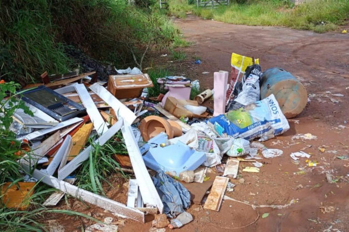 Bota-fora irregular preocupa moradores do distrito de Sarandira 1 lixo bota fora irregular