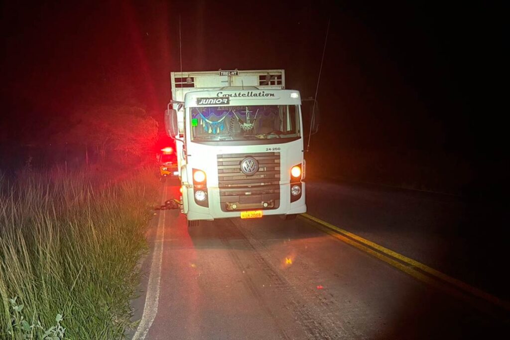 Homem morre atropelado por caminhão carregado de suínos 1 mg 265 homem morre atropelado por caminhao suinos foto pmr
