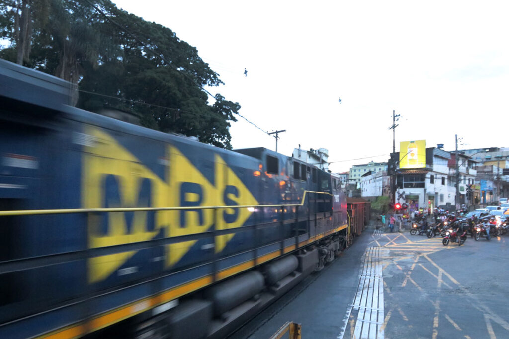 Mulher escapa de atropelamento por trem na linha férrea 1 Justiça obriga MRS a adotar medidas de segurança em ferrovias da região