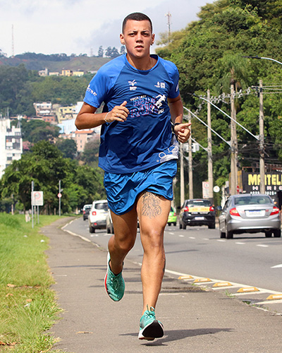 'Fico bem comigo mesmo': atleta juiz-forano perde quase 50 kg com a corrida 2 pedro qual seu corre CAPA by felipe couri editada