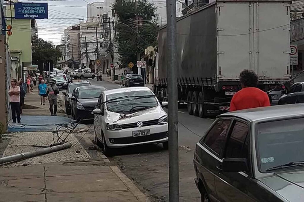 Caminhão puxa fios e derruba poste em cima de carro na Olegário Maciel 1 poste caido olegario reproducao redes sociais