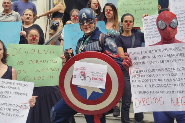 Pais atípicos denunciam falta de assistência de planos de saúde 1 protesto audiencia by leonardo costa