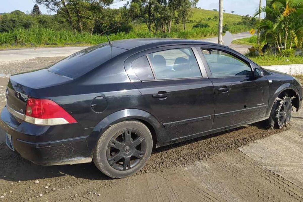Dupla rouba dois carros e faz motoristas reféns, mas suspeitos são pegos pela polícia 1 veiculo roubado barbacena divulgacao pm