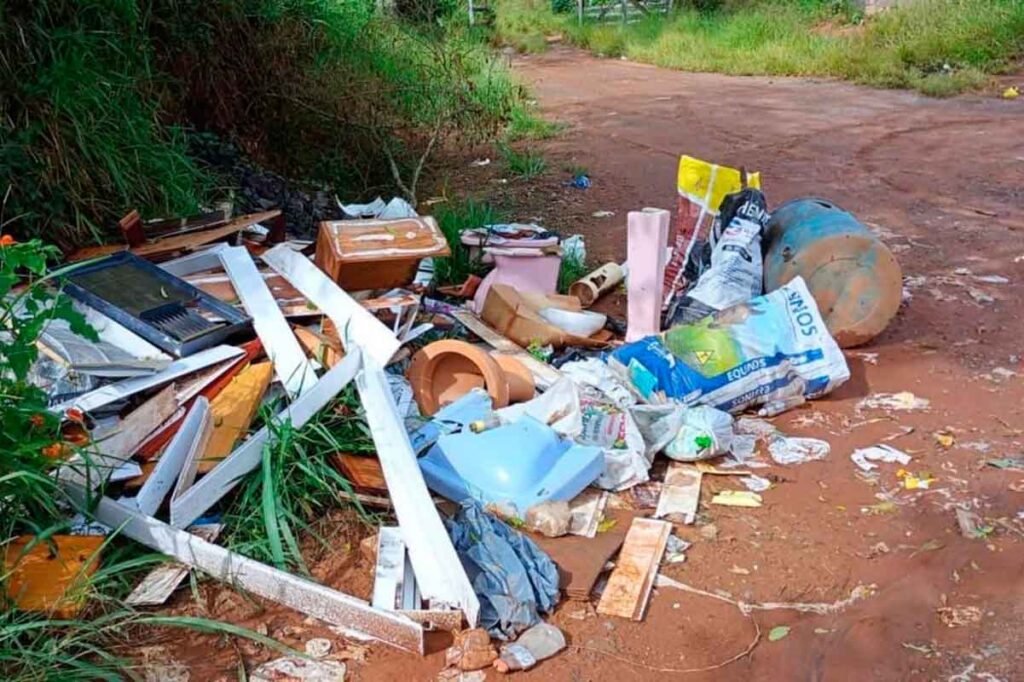 Bota-fora irregular preocupa moradores do distrito de Sarandira 2 vida urbana lixo bota fora irregular