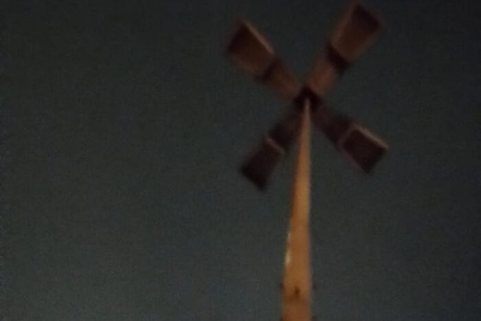 Poste com lâmpadas queimadas gera insegurança em praça 1 vu poste