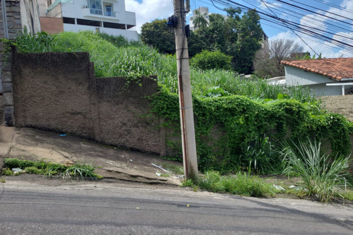 Terreno baldio sem manutenção preocupa moradores no São Mateus 1 vu terreno mato