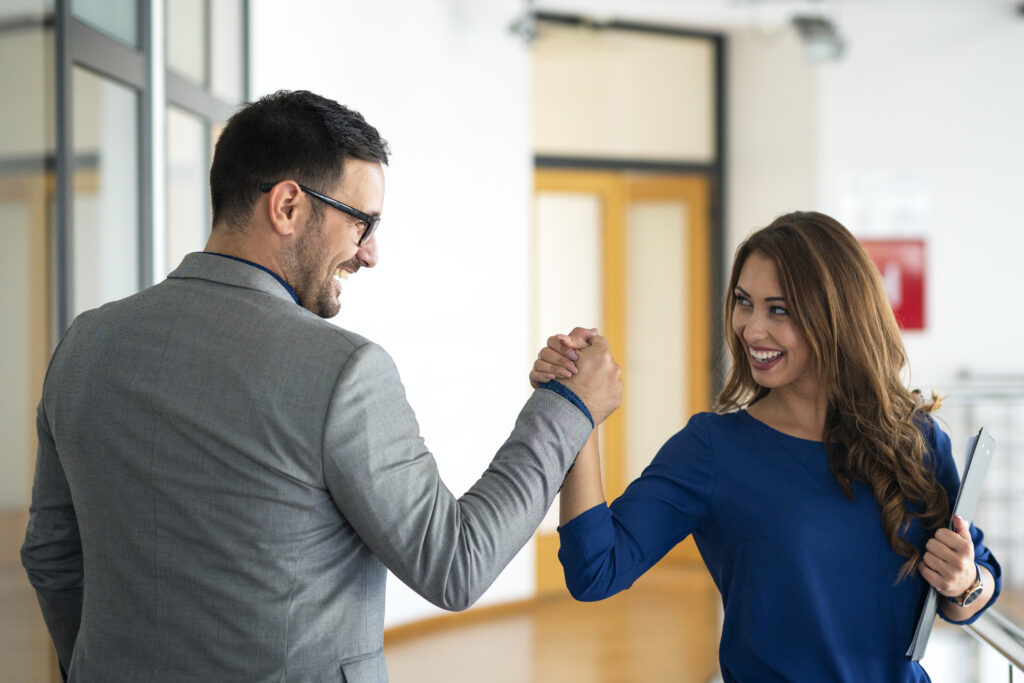 Você se acha perfeccionista? Saiba que isso pode prejudicar sua carreira 2 young successful business people greeting company s office