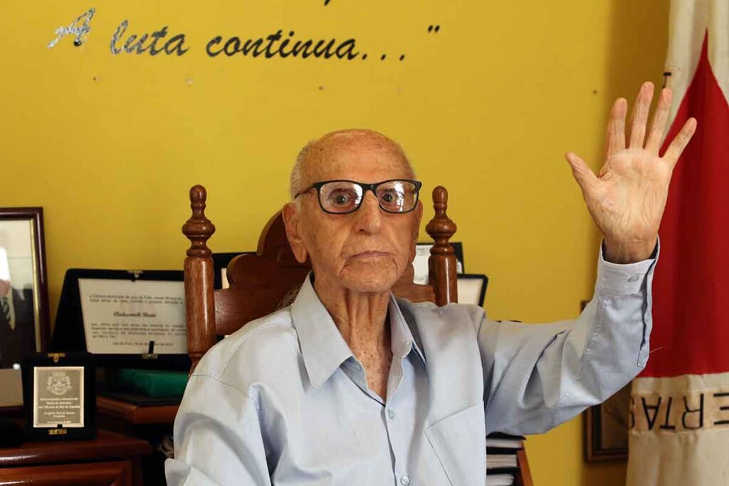 Riani vira nome de Praça no Centro da Cidade 1 Clodesmidt Riani