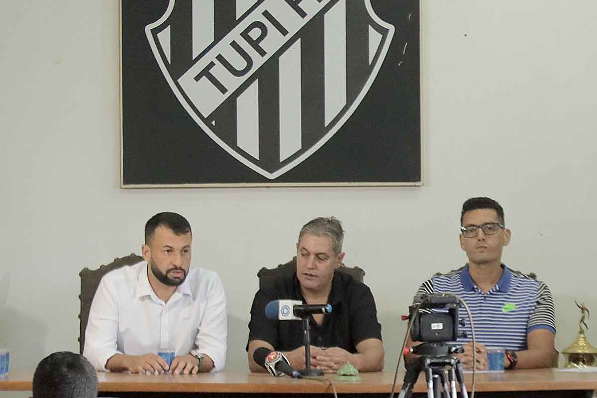 A um mês da estreia, Tupi desliga gerente de futebol e treinador e pode ter saída de jogadores apalavrados 1 Fidelis Tiquinho e Cyro Tupi Leonardo Costa