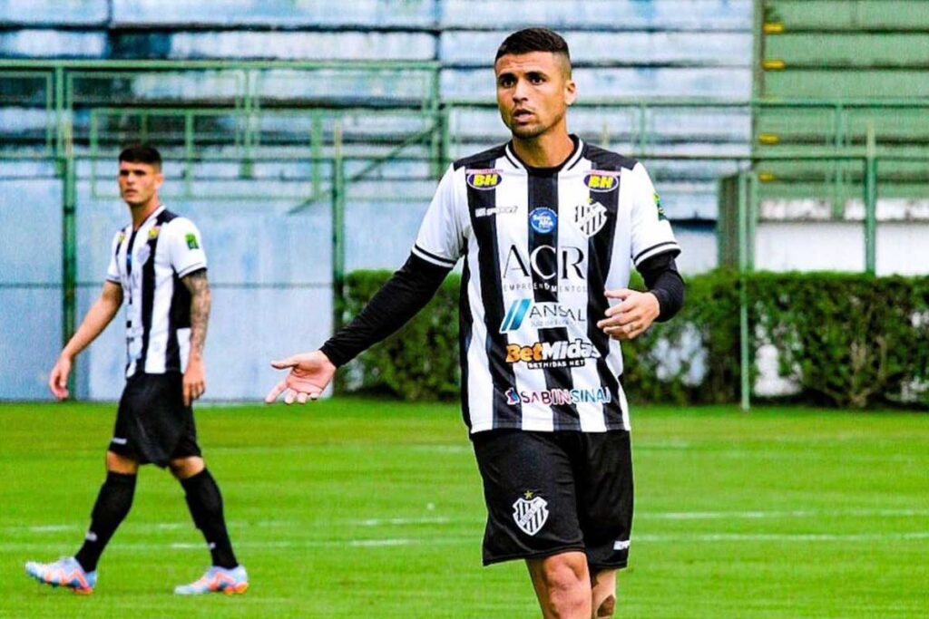 Tupi se aproxima de retorno de Gean Miller e conversa com volante ex-Baeta 2 Gean Tupi