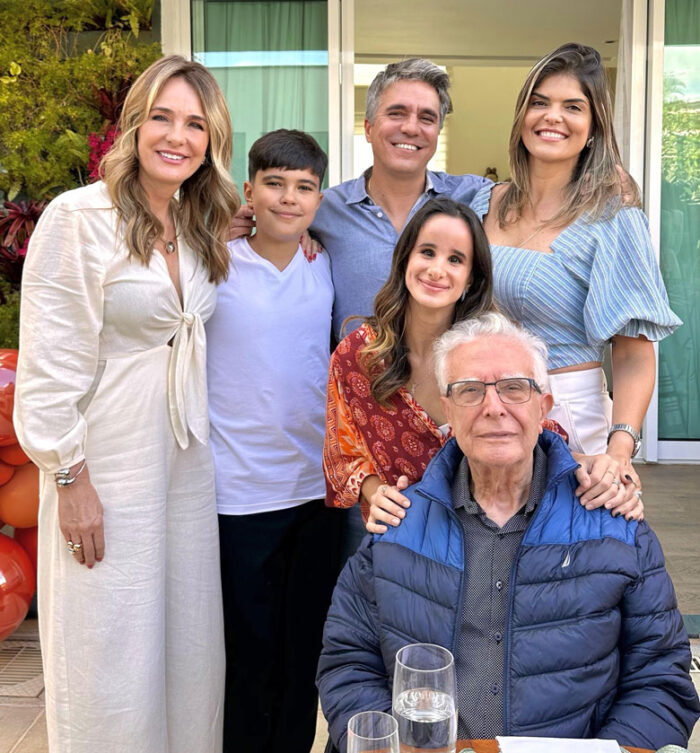 Coluna Cesar Romero - 26 e 27 de abril de 2024 4 Kamile Alvim Noel com Patricia Alvim Leon Leonardo Alvim Soares Maiara Rosa e Leon Gilson Alvim Soares 230424 enviada pela Giglia