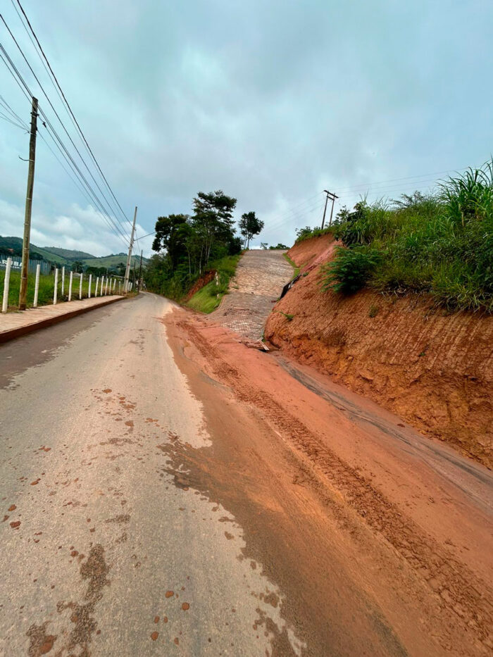 Obra causa transtorno no Francisco Bernardino 1 obra irregular lança lama no asfalto na zona norte