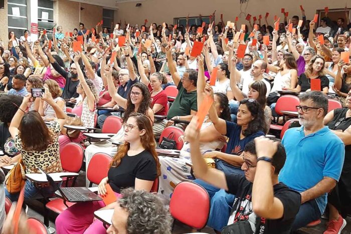 Professores aprovam greve na UFJF em nova assembleia 1 apes greve